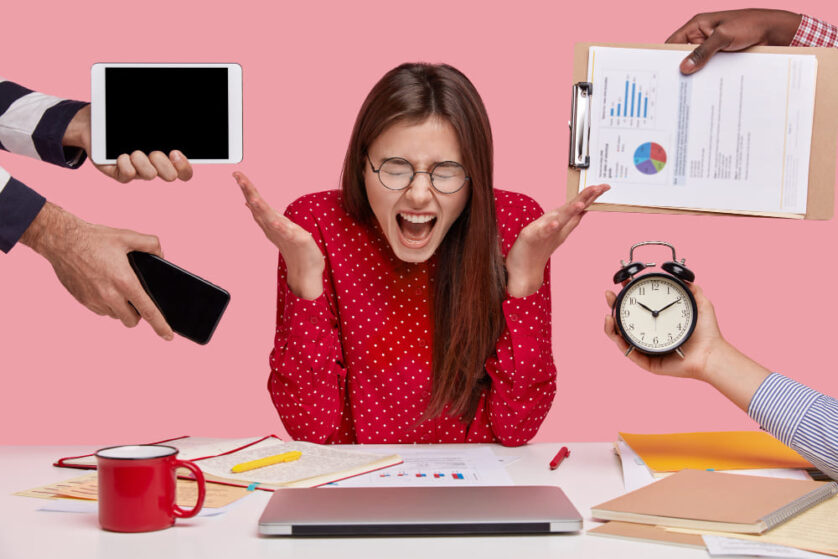 Devemos ficar atentos aos sinais referentes a Síndrome de Burnout e procurar apoio de um profissional se acharem necessário. Foto de WayHomeStudio na Freepik