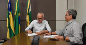imagem de pessoas reunidas na mesa